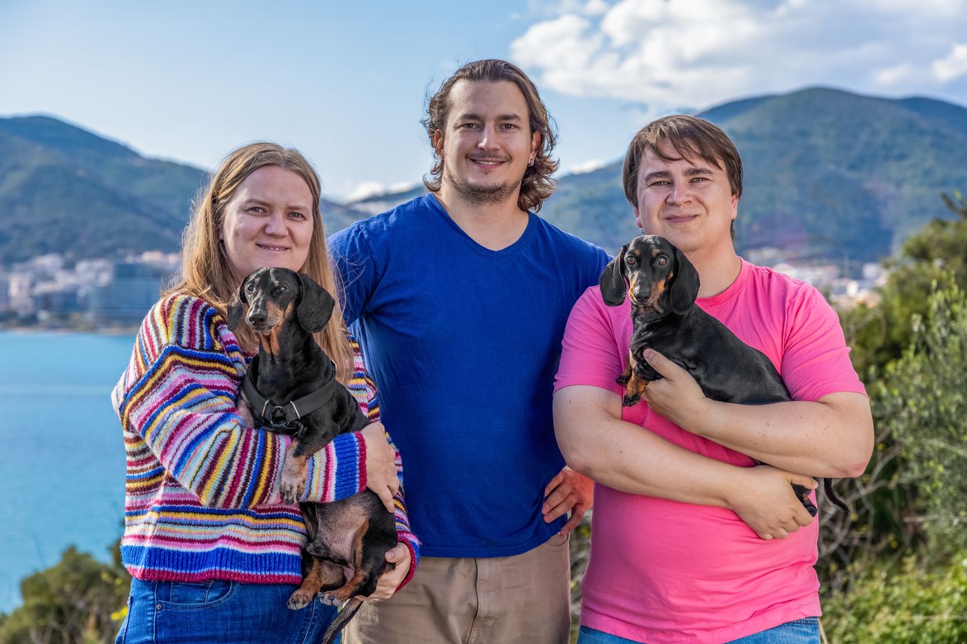 El equipo de Doxie Din: tres personas y dos perros salchicha